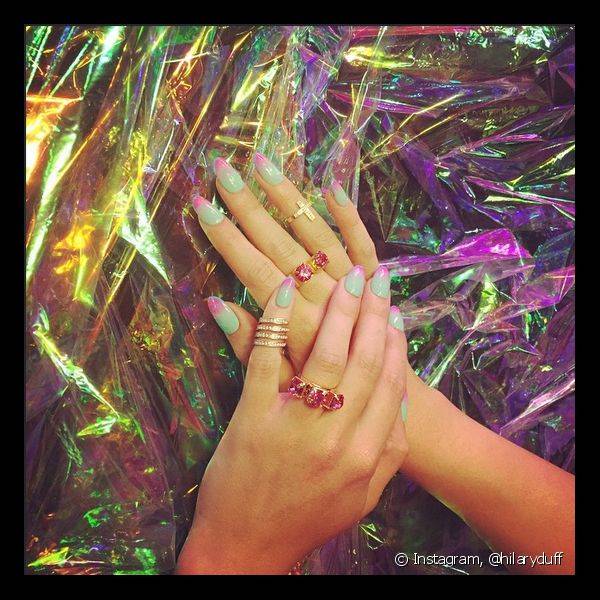 Em seu Instagram, a atriz postou recentemente uma foto com uma nail art em degradê, em tons pastel
